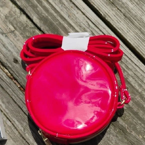 giveaway Marc Jacobs New Red Round Crossbody Bag with Mirror & 6 Makeup Products - Picture 5 of 7
